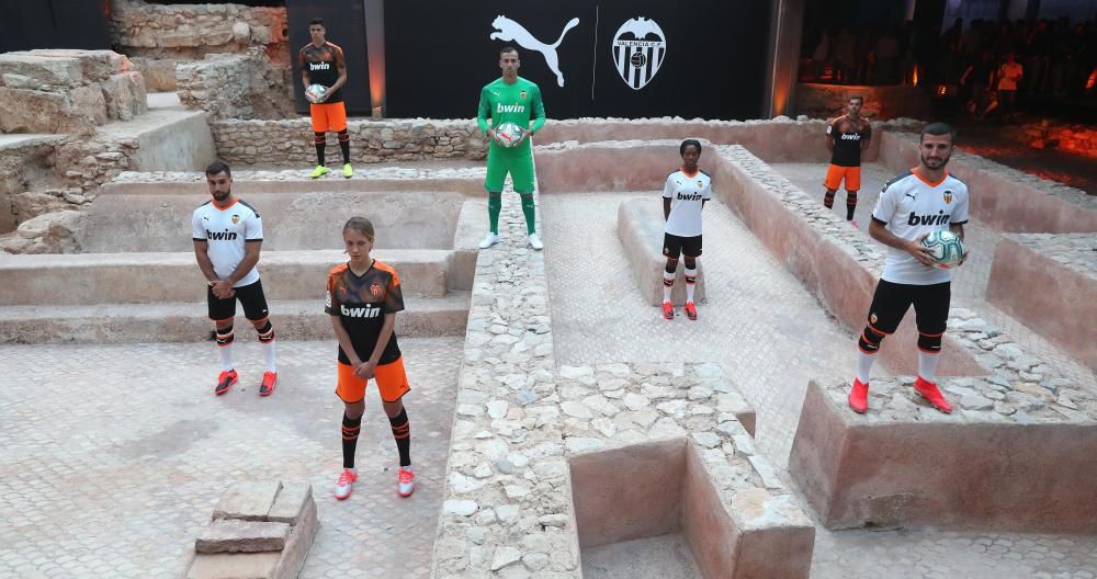 Así es la nueva equipación del Valencia CF para la temporada 2019/2020