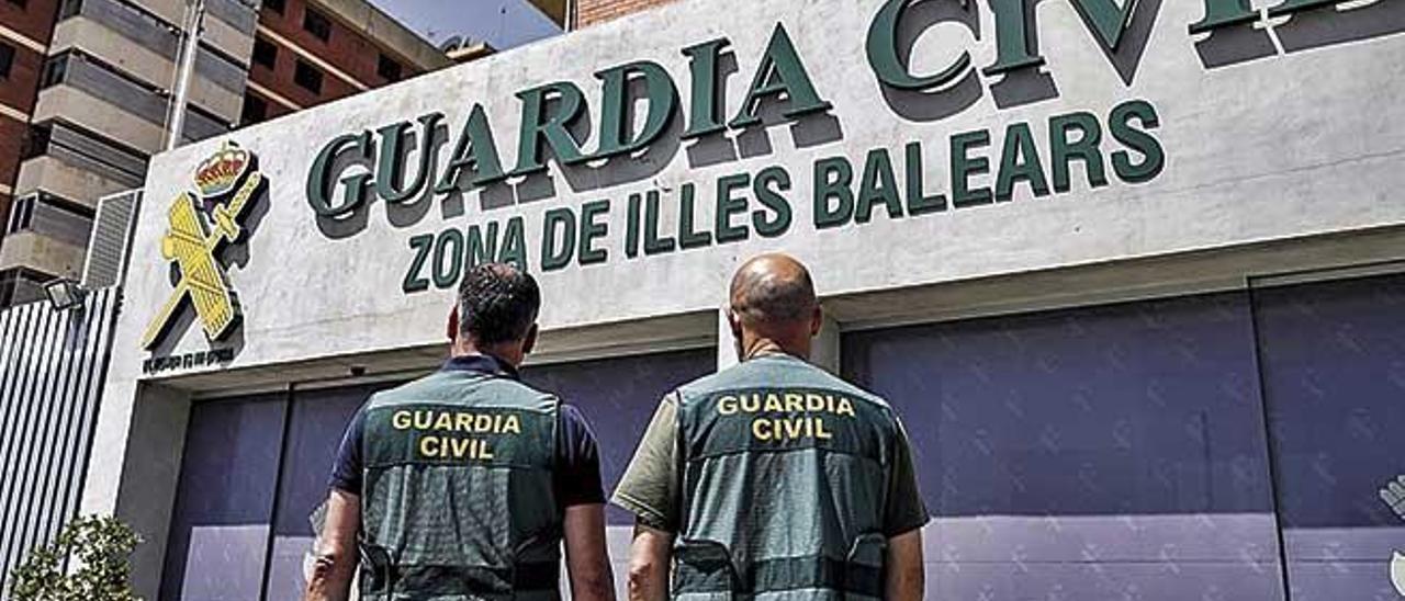 Los dos negociadores de la Guardia Civil, en la entrada de la Comandancia de Palma.