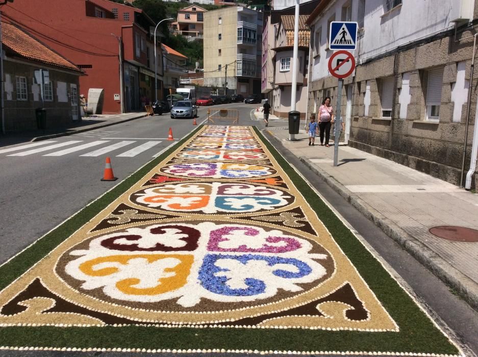 Cuando aún quedan varias horas para la procesión del Corpus las calles de Bueu ofrecen ya su mejor aspecto