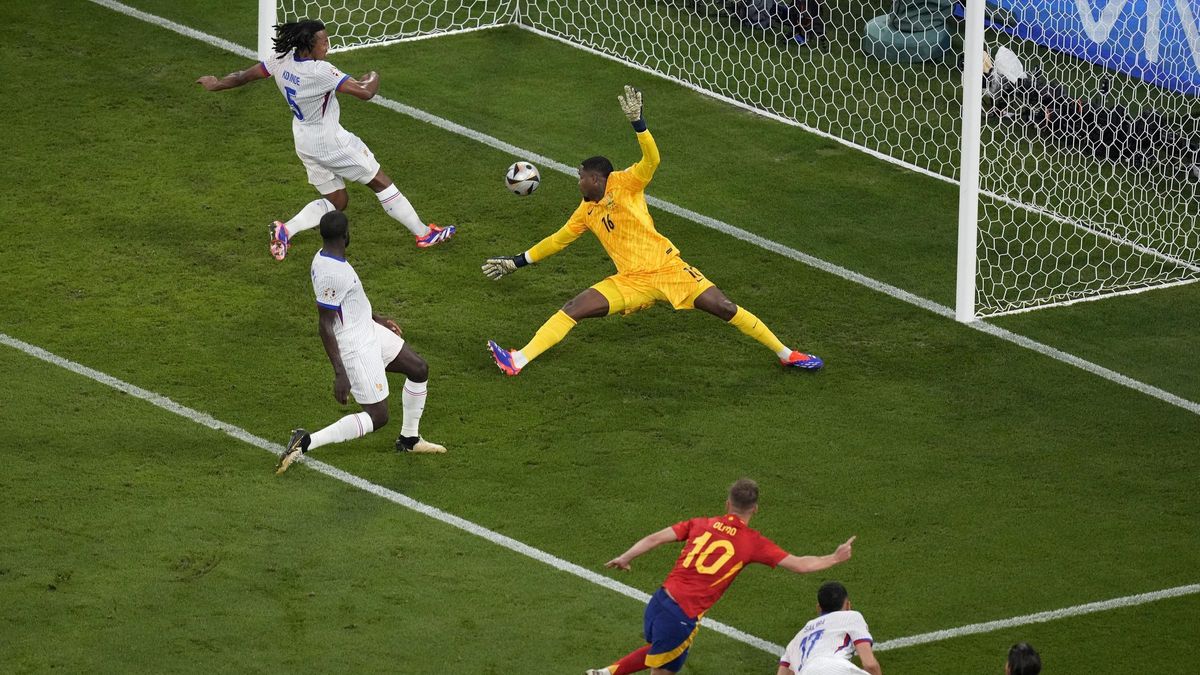 El disparo de Dani Olmo que rebotó en el pie de Koundé para lograr el 2-1 de España ante Francia en la primera mitad.