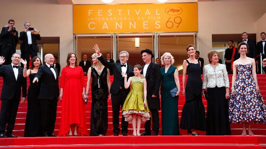 Spielberg, en el centro y junto a la actriz de 11 años Ruby Barnhill entre el elenco, saluda al público de Cannes antes del estreno de la película &#039;The BFG&#039;.