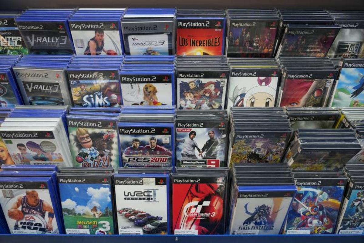 Varios videojuegos en físico en una tienda de Barcelona