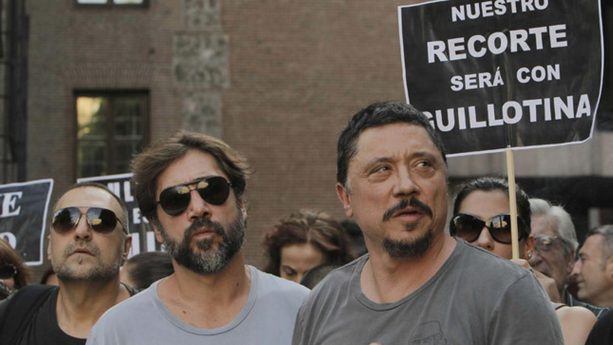 Los actores Javier (izquierda) y Carlos Bardem, en la manifestación contra los recortes celebrada el 19 de julio en Madrid