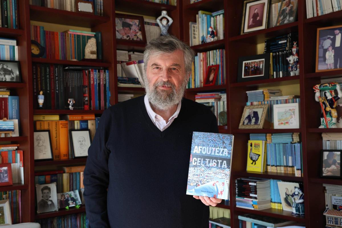 El autor Manuel Bragado con el libro que presentará en A Illa.