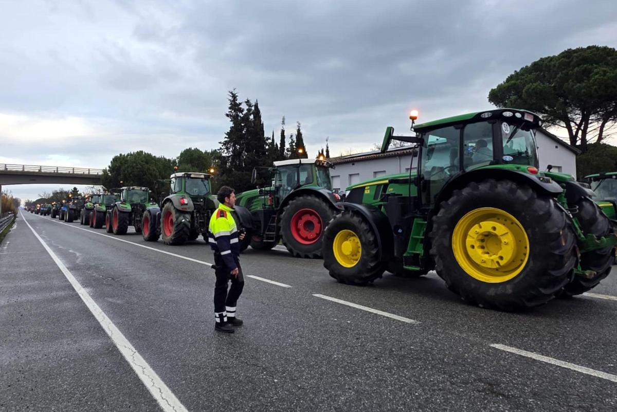 Els pagesos es manifesten a l'Eix per protestar contra la gestió de la fauna cinegètica