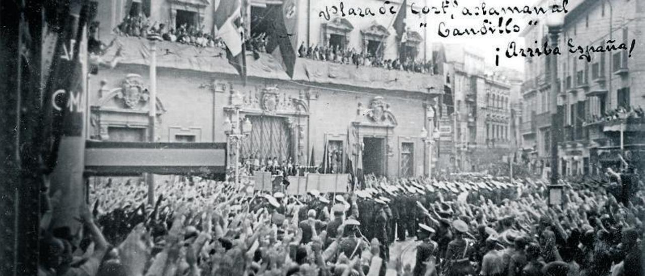 Feier nach Putschisten-Sieg in Santander 1937: An Palmas Rathaus wehen auch die italienische und deutsche Flagge.  | FOTO: ARCHIV DAVID CHRISTIE OLEZA