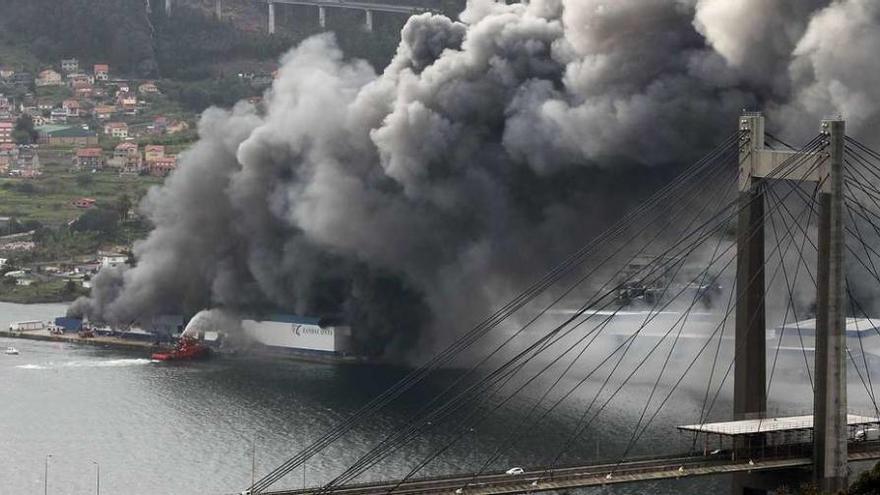 La gran humareda del incendio llega al puente de Rande.