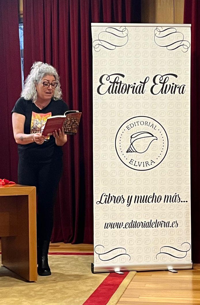 El acto de presentación de «As trobadoras silenciadas», segundo poemario de la viguesa Clara Pino, con ilustraciones de la valguesa Ángeles Garrido.