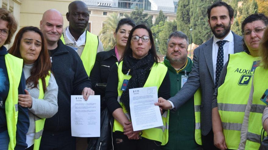 Operarios de aparcamientos con ediles del PSOE.