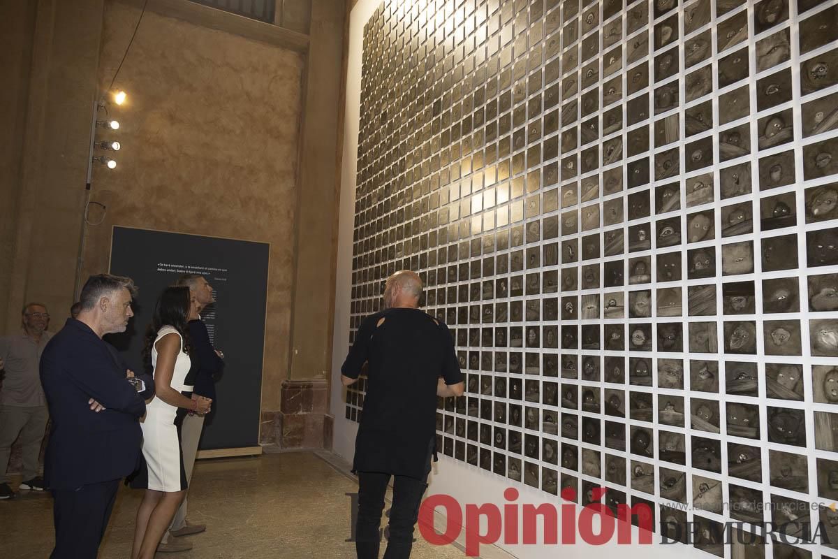 Así es la exposición 'Los Asomados' de Lidó Rico, que llega a Caravaca en su Año Jubilar