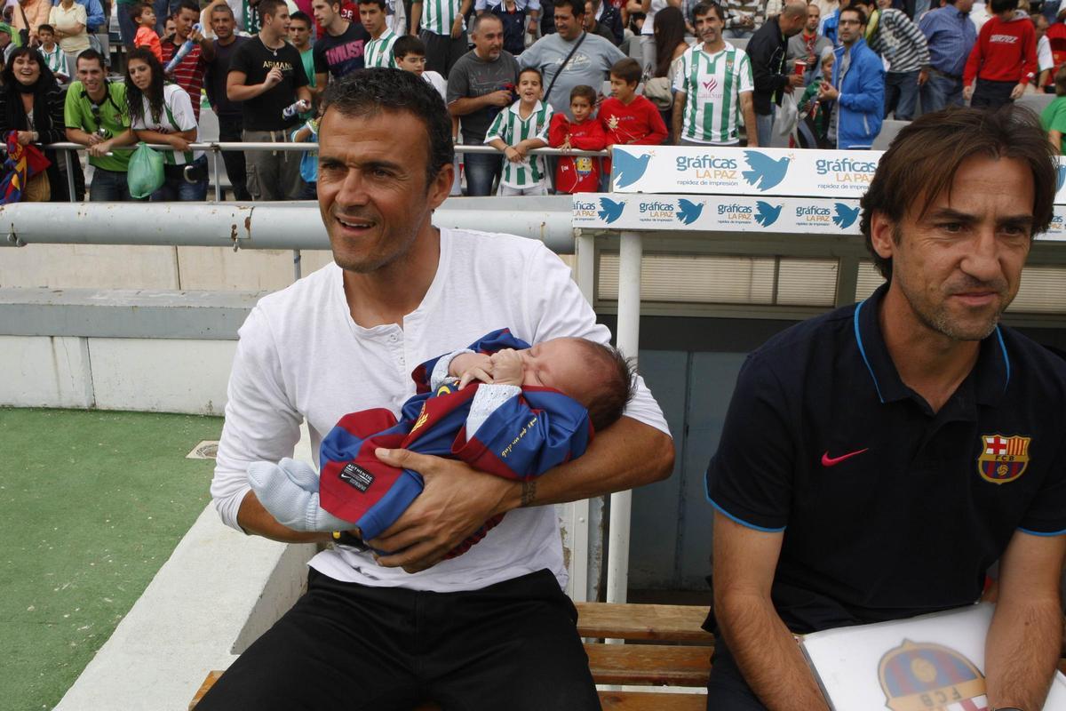 Luis Enrique, junto a Joan Barbará, sostiene a un bebé con los colores azulgranas, en El Arcángel, en octubre del 2010.