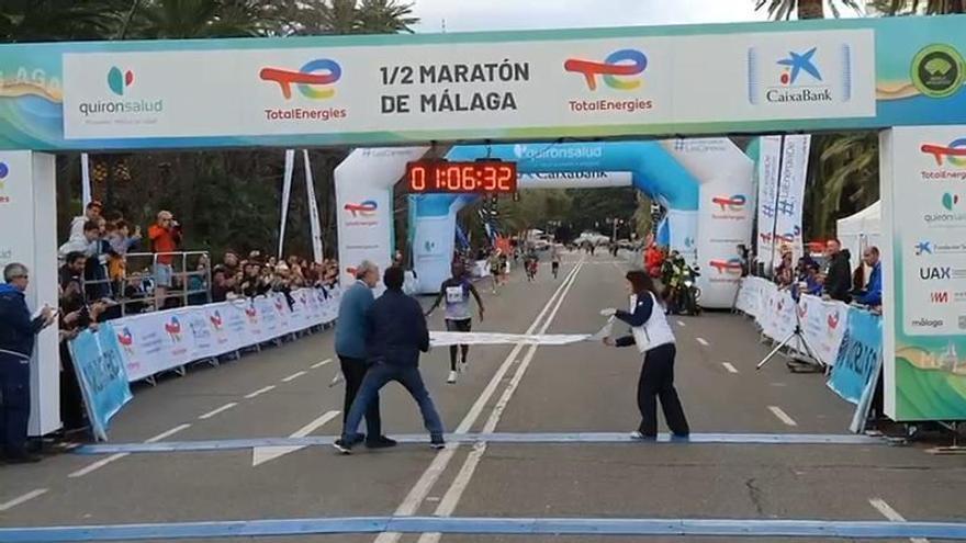 Llegada de los primeros corredores de la Media Maratón de Málaga 2026