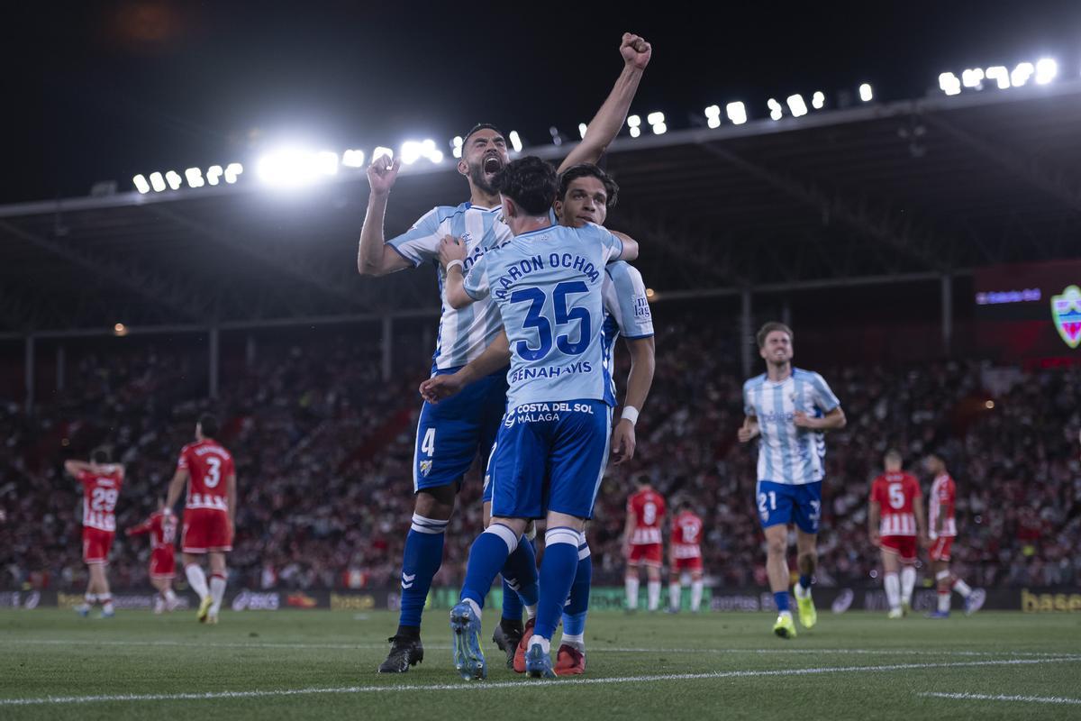 Einar Galilea celebra con Ochoa y Haitam el gol del 2-2 en Almería.
