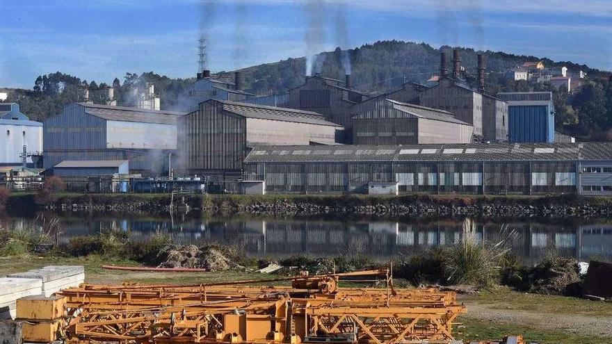 Vista del exterior de la factoría que Ferroatlántica tiene en el polígono de Sabón, en Arteixo.