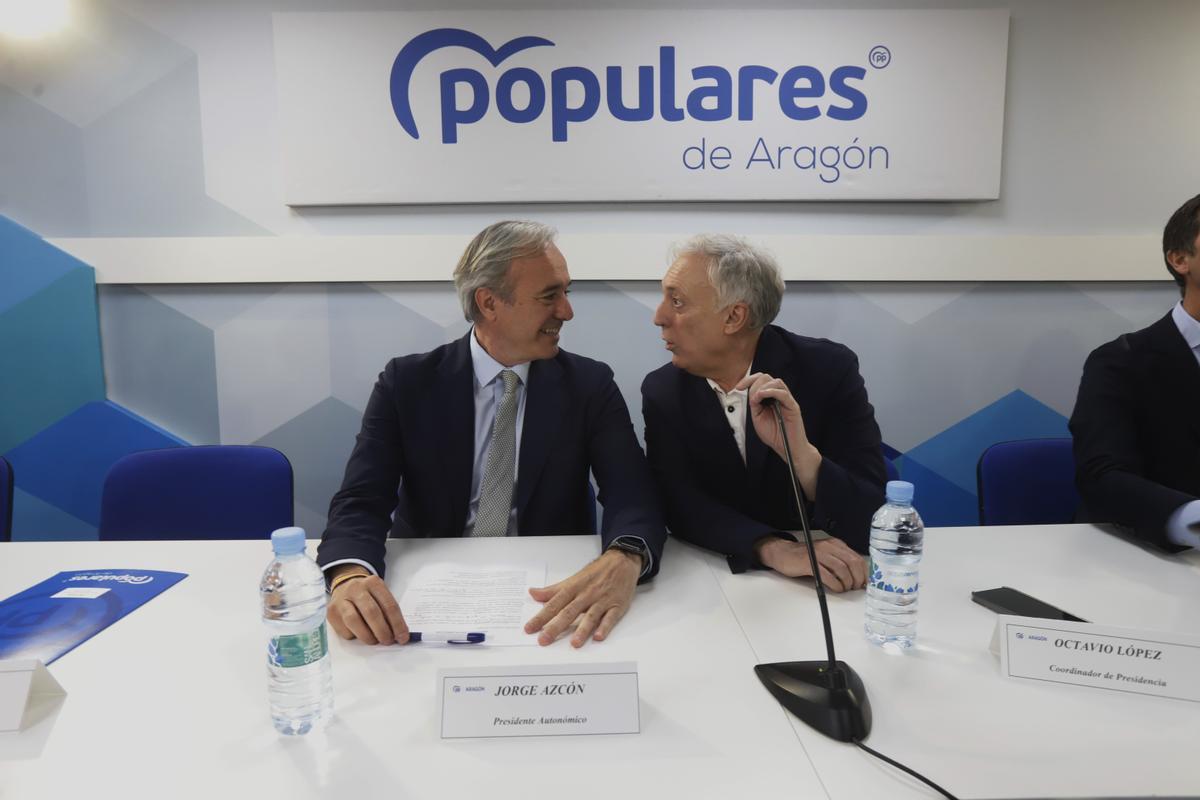 Jorge Azcón bromea con Octavio López antes del comienzo de la Junta Directiva Autonómica en la sede de Ponzano.