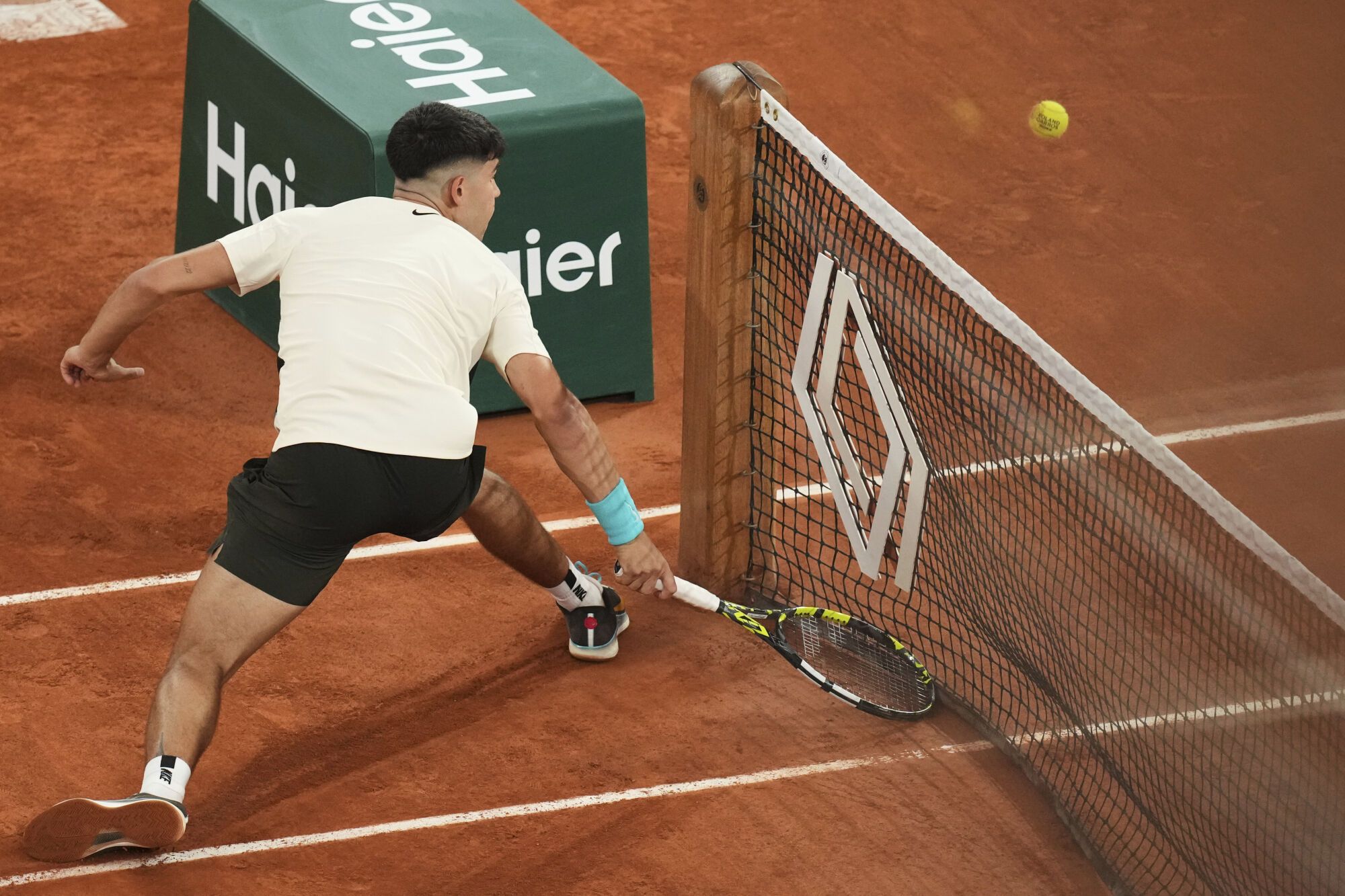 Spain's Carlos Alcaraz plays a drop shot to Hungary's Fabian Maroszan during their second round match of the French Tennis Open, at the Roland-Garros stadium, in Paris, Wednesday, May 28, 2025. (AP Photo/Christophe Ena). EDITORIAL USE ONLY / ONLY ITALY AND SPAIN