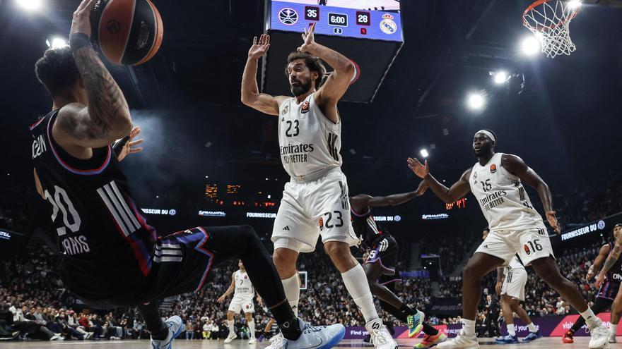 El Real Madrid no reacciona a tiempo ante el París y ve frenada su racha de triunfos
