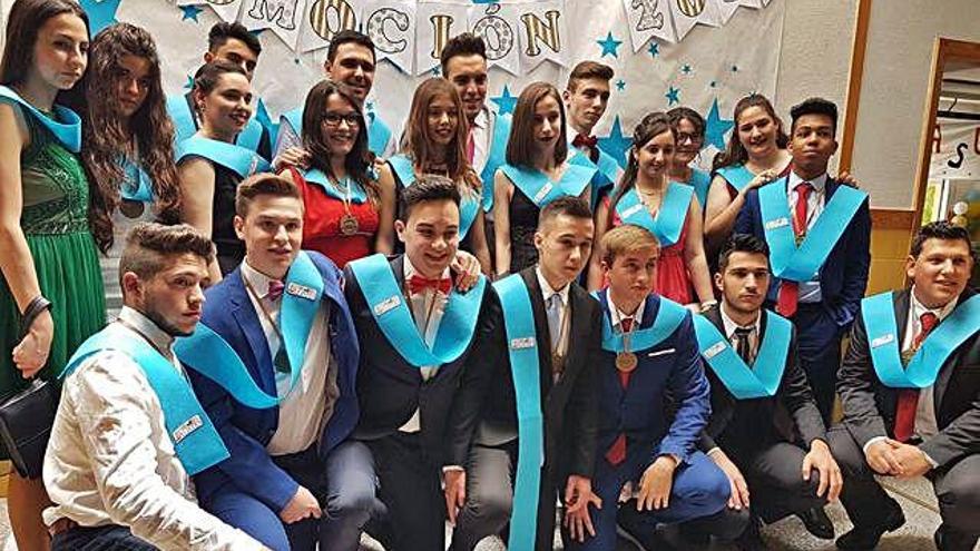 Los alunos graduados en el instituto de Alcañices.