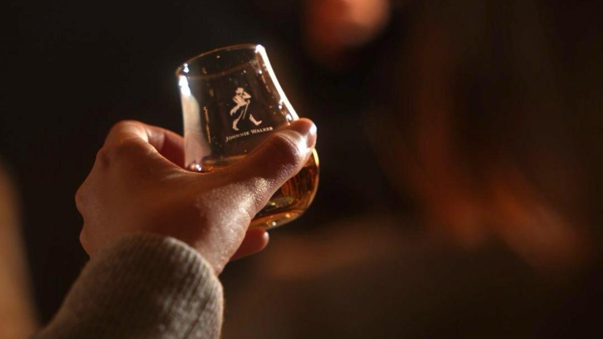 Catas exclusivas de Johnnie Walker Blue Label Ice Chalet, presentado con un ritual que resalta toda su cremosidad y matices de sabor.