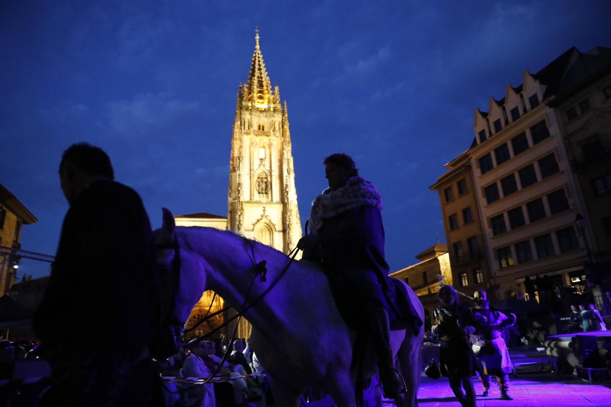 IMÁGENES: Recreacion de "El primer peregrino" en la plaza de la Catedral de Oviedo