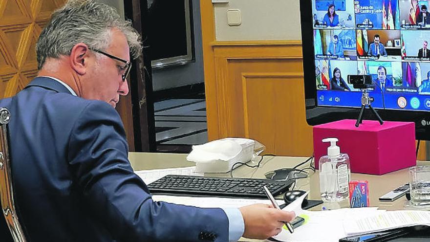 El presidente Ángel Víctor Torres, en videoconferencia en su despacho de Presidencia.