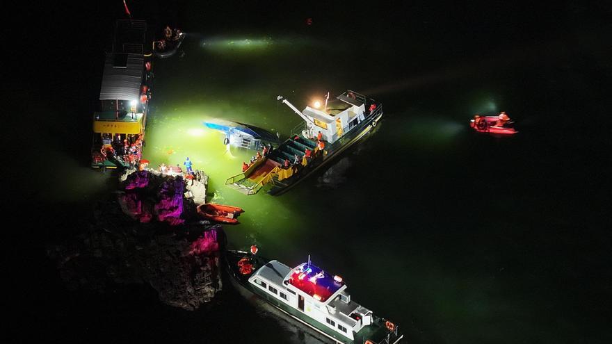 Imagen aérea de las operaciones de rescate tras el hundimiento de dos barcos de turistas en la ciudad china de Qianxi.
