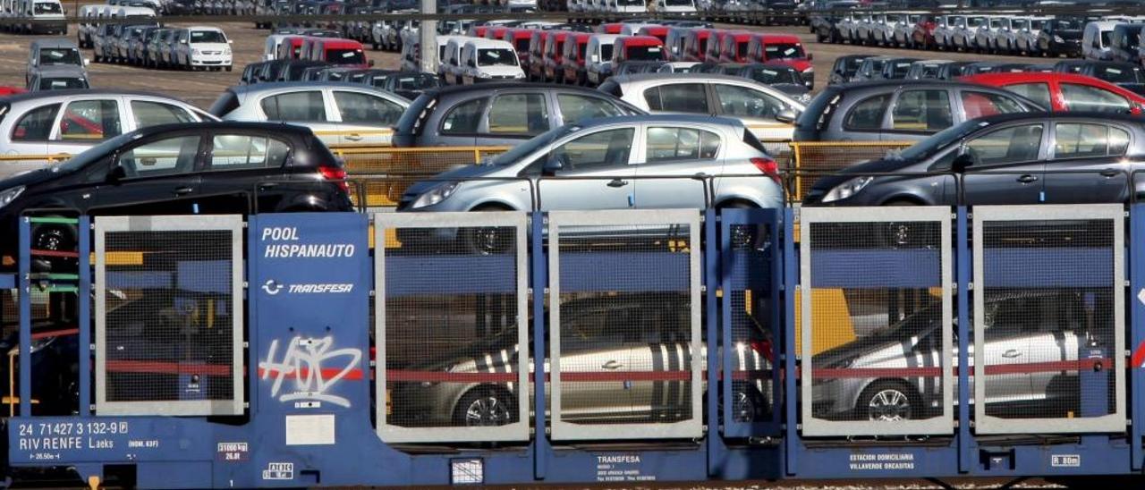 Un tren de vehículos circula por el interior de la fábrica de Figueruelas.