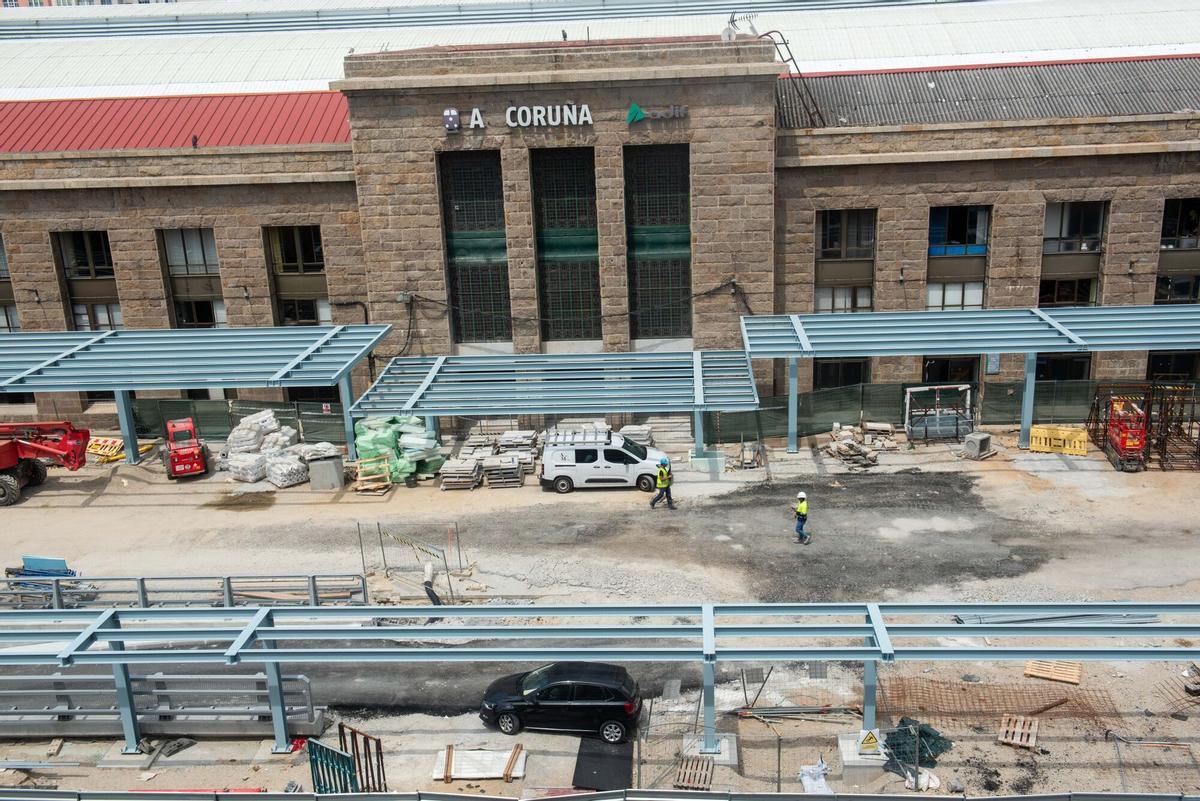 La nueva infraestructura, que cubre parte del lateral del edificio histórico, llama la atención por su color al tiempo que empieza a suscitar recelos entre los vecinos de la zona.