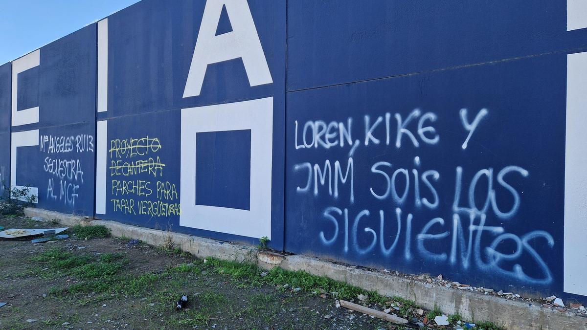 Imagen de las pintadas que han aparecido este sábado en el Anexo de La Rosaleda.