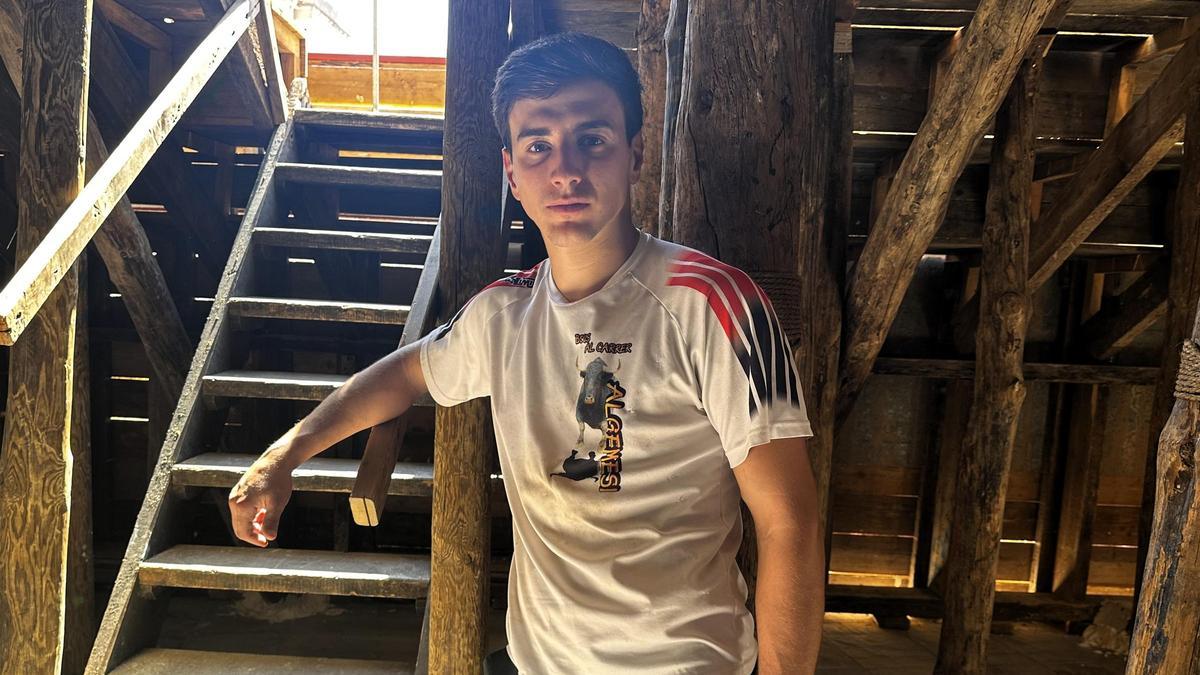 El torero Nek Romero posa tras la entrevista en los bajos de la plaza de toros de Algemesí