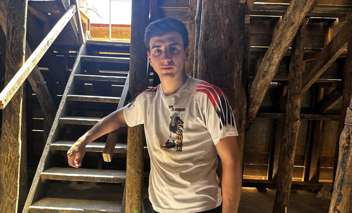El torero Nek Romero posa tras la entrevista en los bajos de la plaza de toros de Algemesí
