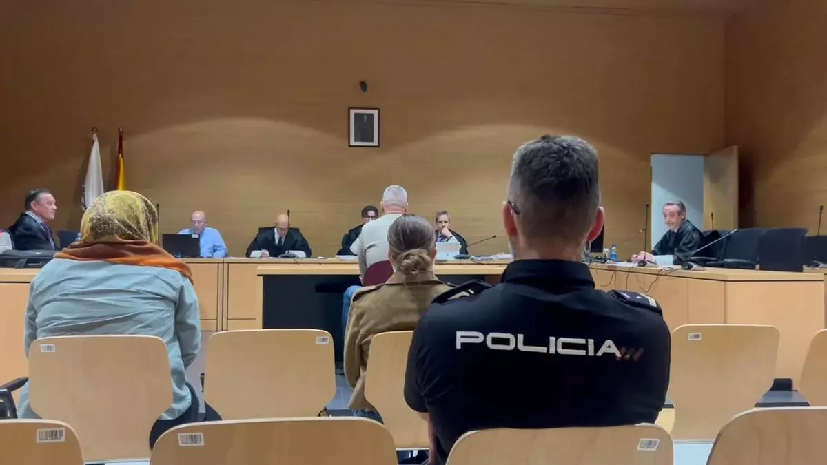 Un acusado de blanqueo le hace una peineta al juez durante un juicio en Gran Canaria: "Le pido que mantenga las formas"