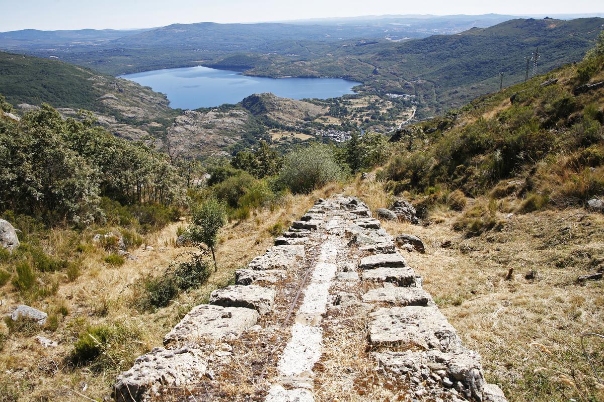 Ribadelago Viejo, Ribadelago Nuevo y el Lago de Sanabria al fondo.