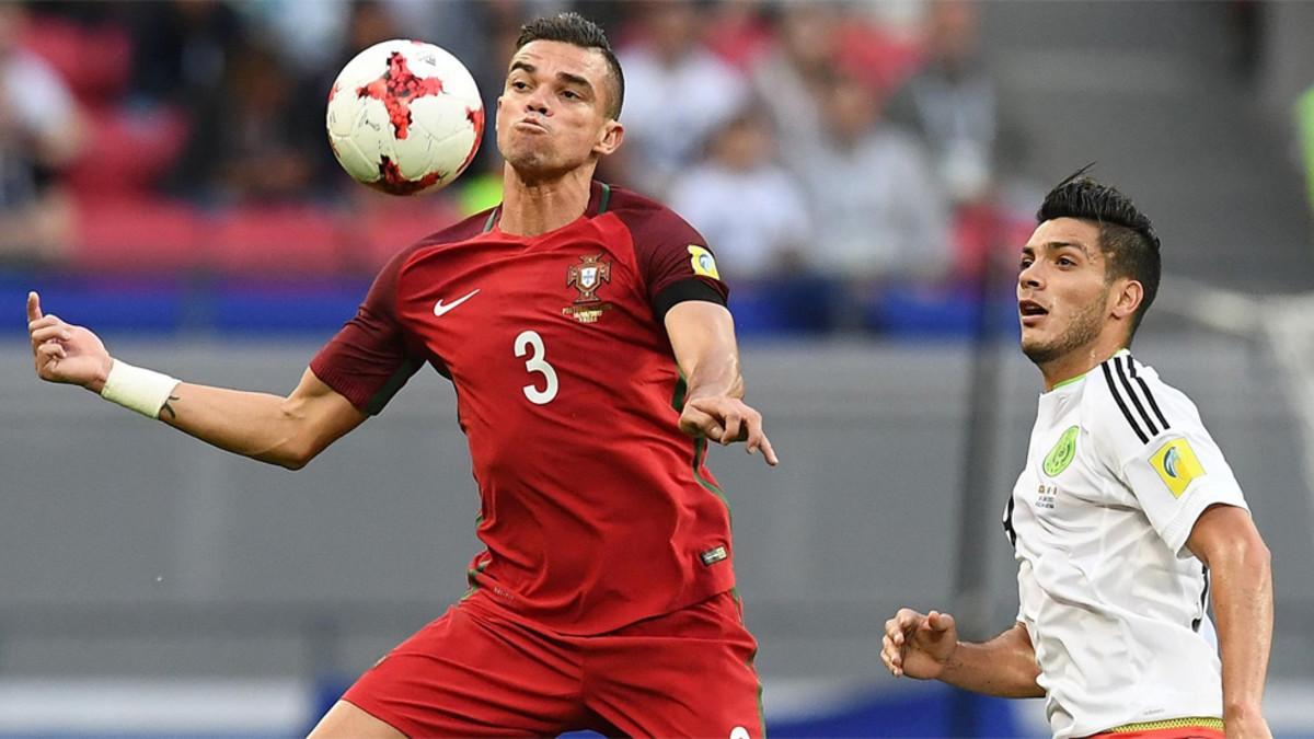 Pepe Lima y Andre Silva durante el partido de la Copa Confederaciones 2017 entre Portugal y México