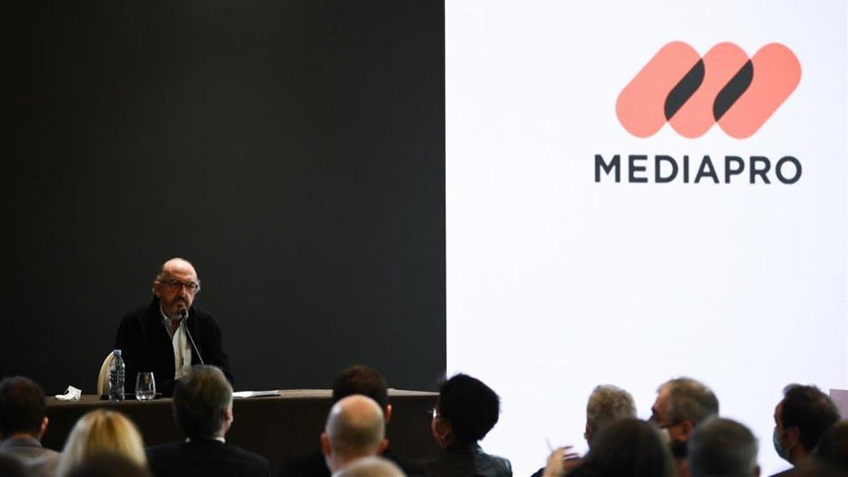 El director ejecutivo de Mediapro, Jaume Roures, hablando durante una conferencia de prensa en París
