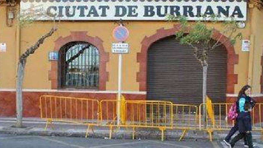 Un vertido de fecales obliga a vallar un edificio de Burriana