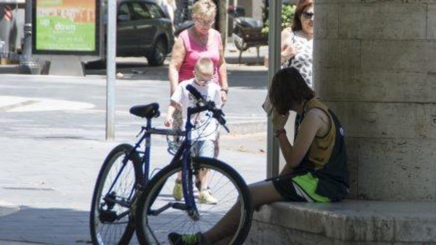 Descansant a l&#039;ombra en plena assolellada, ahir al migdia a Manresa