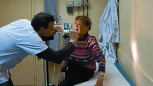 El doctor Albert Boada, metge de família, visita una pacient al CAP Maragall, de Barcelona, ahir.