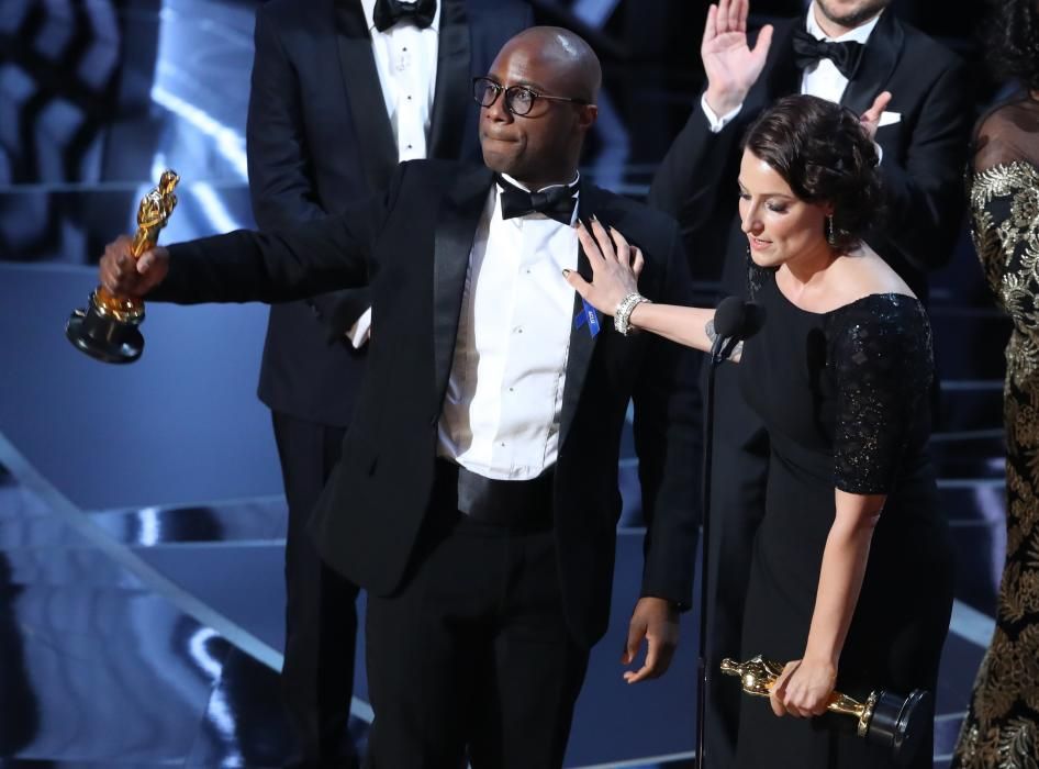 El director Barry Jenkins i la productora Adele Romanski celebren l'Oscar a la Millor Pel·lícula de 'Moonlight'.