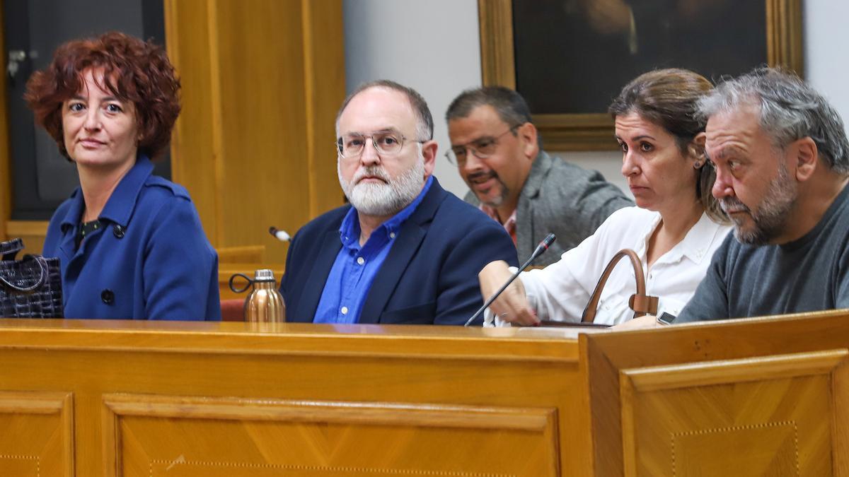 De izquierda a derecha, Fanny Serrano, Andrés Antón, Rodolfo Carmona (en segundo plano), Ana Pérez Torregrosa y Andrés Navarro, portavoz municipal