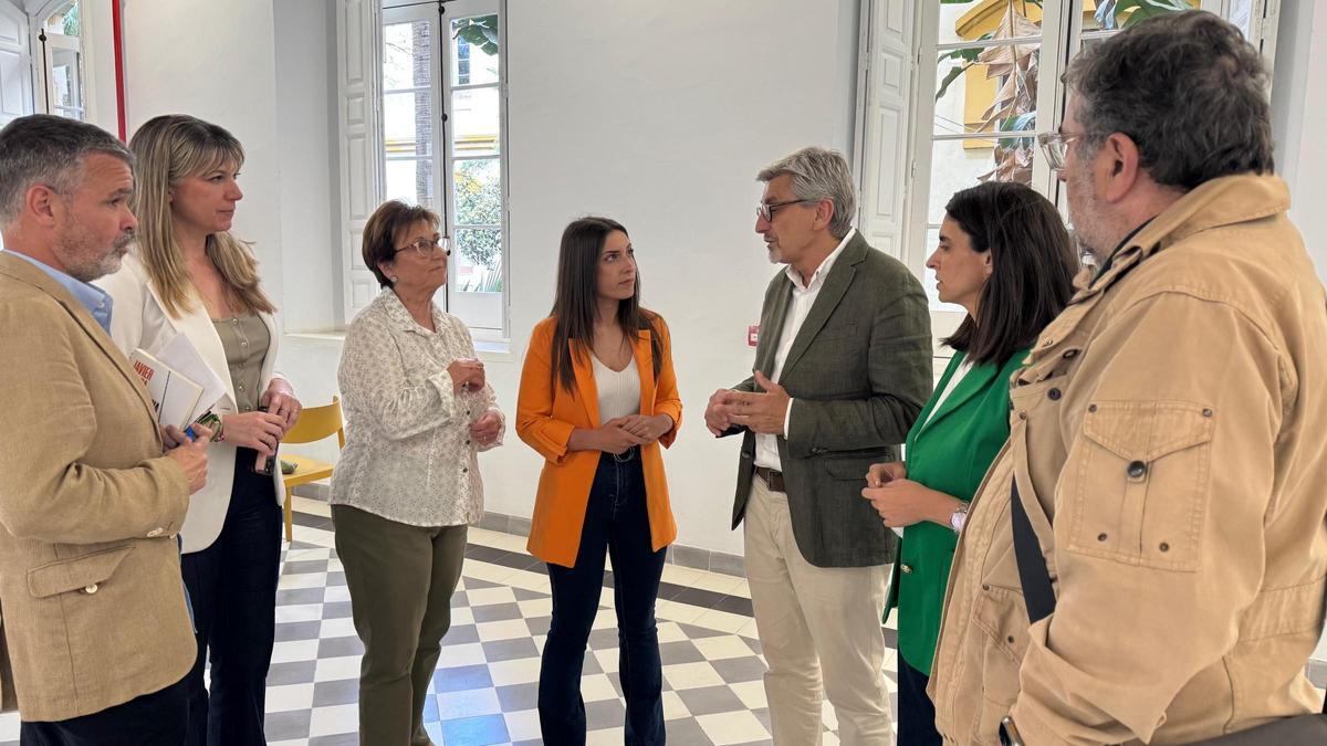 El secretario general, Josele Aguilar, acompañado por otros miembros de la dirección provincial del PSOE de Málaga.
