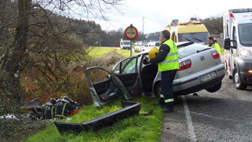 Estado en el que quedó uno de los vehículos implicados en el accidente de Carreño en el que fallecieron tres personas que, en la imagen intentan ser excarceladas por los bomberos. |