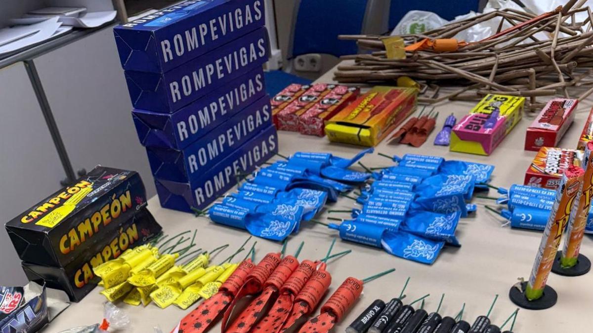 Artefactos pirotécnicos incautados por la Policía Local este miércoles.