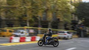 Un motorista circulando por Barcelona, en una imagen de archivo.