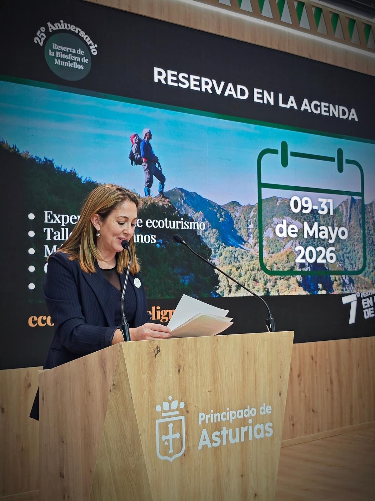 Ana Llano, presidenta de la asociación de turismo rural, en FITUR, presentando las novedades del Festival de ecoturismo.