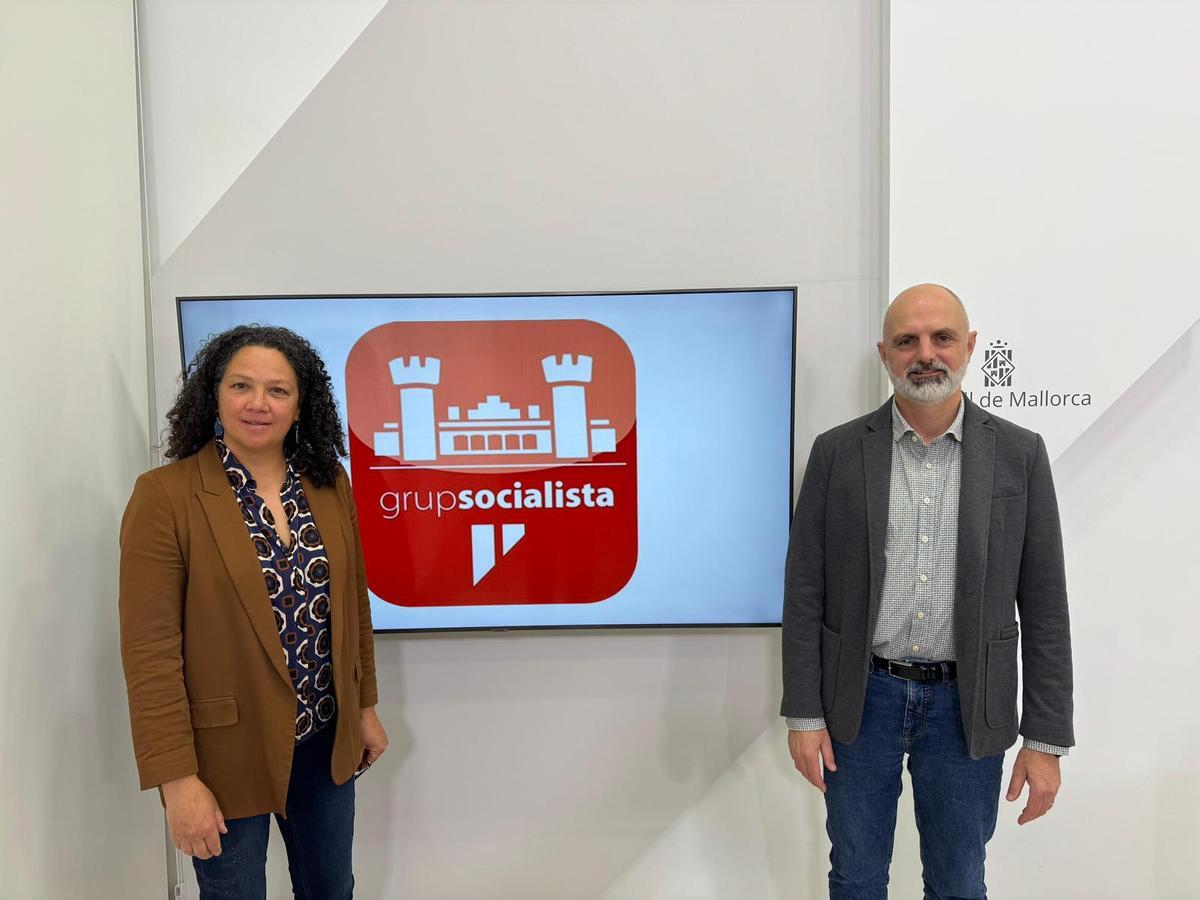 Catalina Cladera junto al conseller socialista Jaume Mateu.