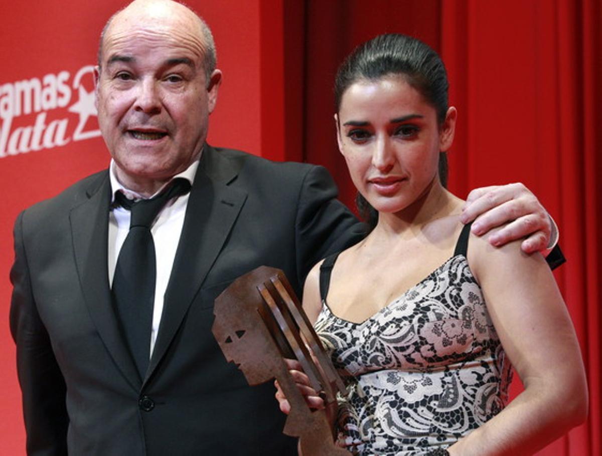 La actriz Inma Cuesta tras recibir de manos del actor Antonio Resines el Fotogramas de Plata a la mejor actriz de cine por ’Tres bodas de más’.