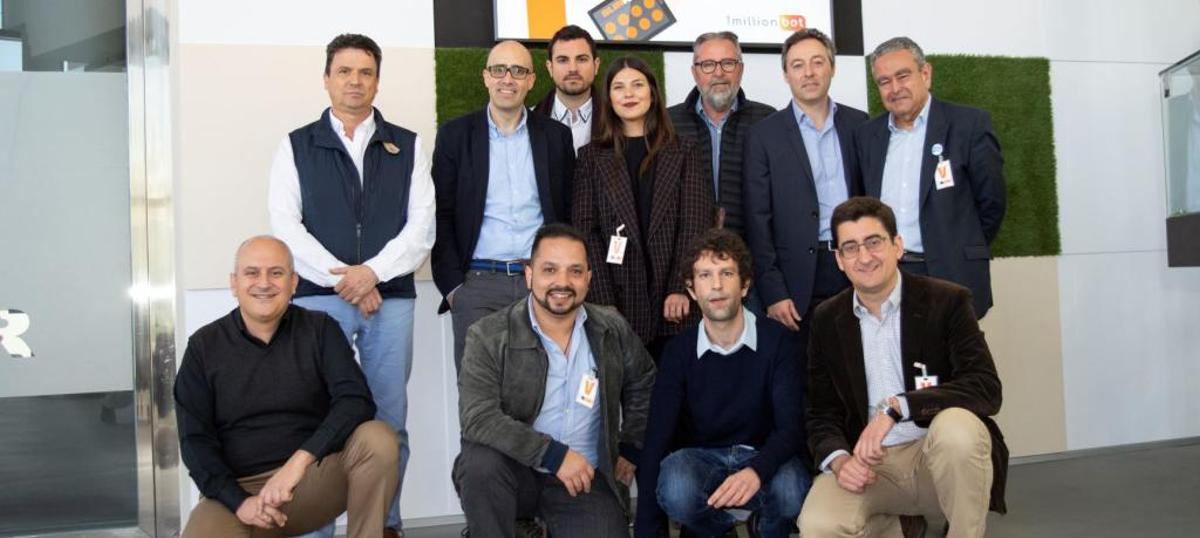 Responsables de 1MillionBot y Blinker en la presentación del nuevo chatbot en las instalaciones de esta última empresa en Alicante.