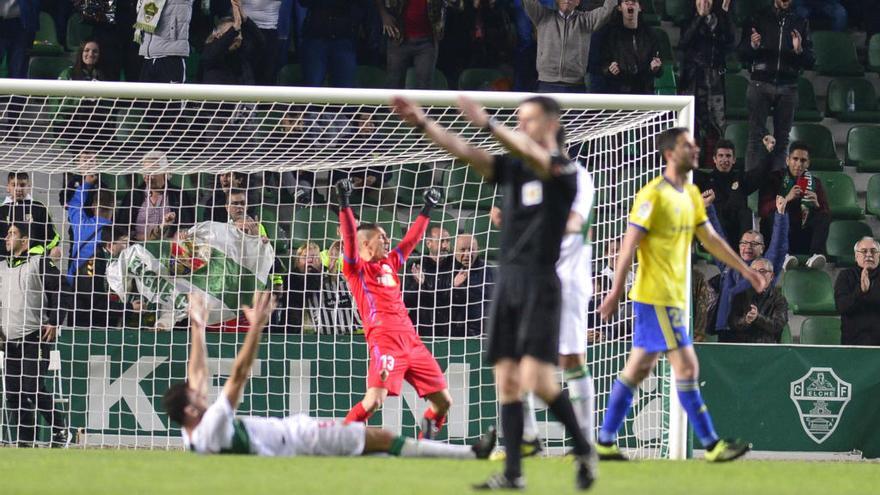 Los jugadores del Elche celebran el fin del partido y la victoria ante el Cádiz