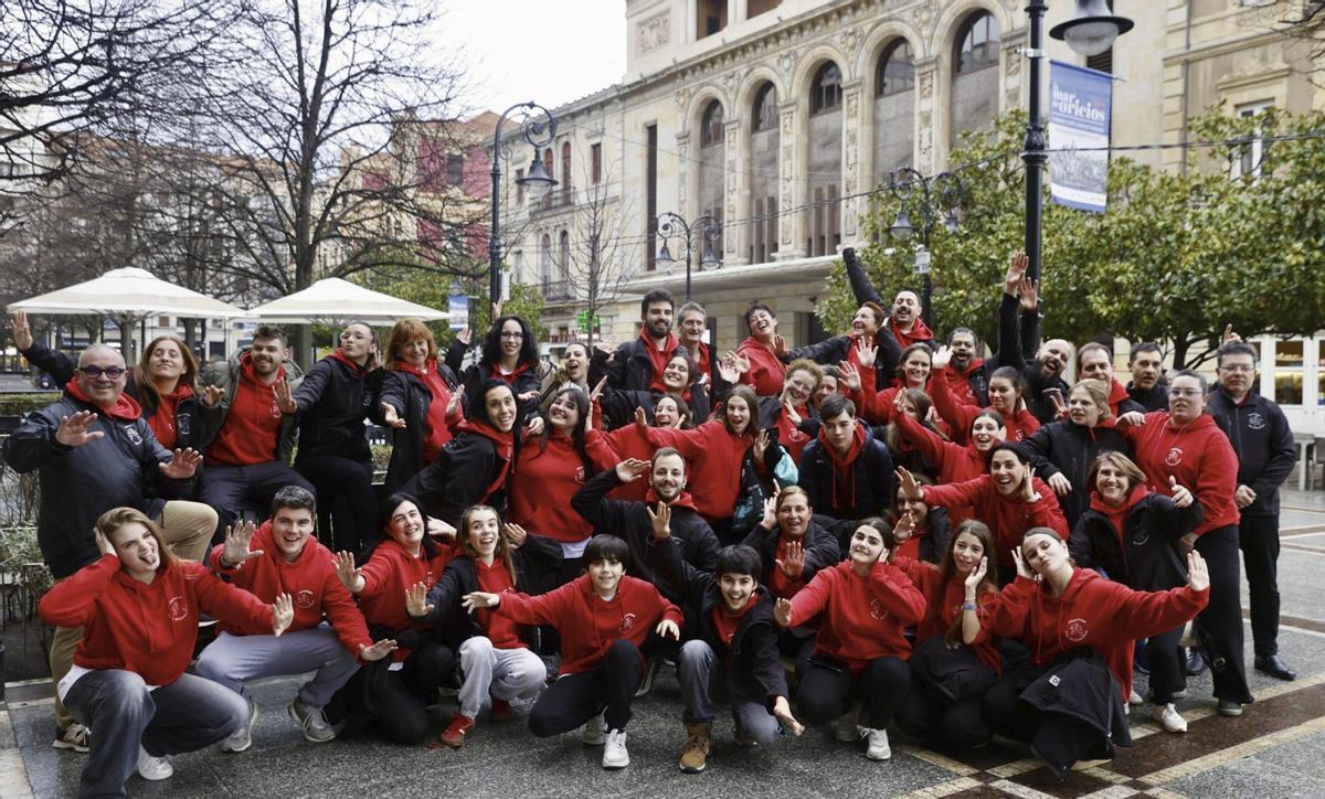 La charanga "Los Gijonudos", posando en el paseo de Begoña, frente al teatro Jovellanos. | MARCOS LEÓN